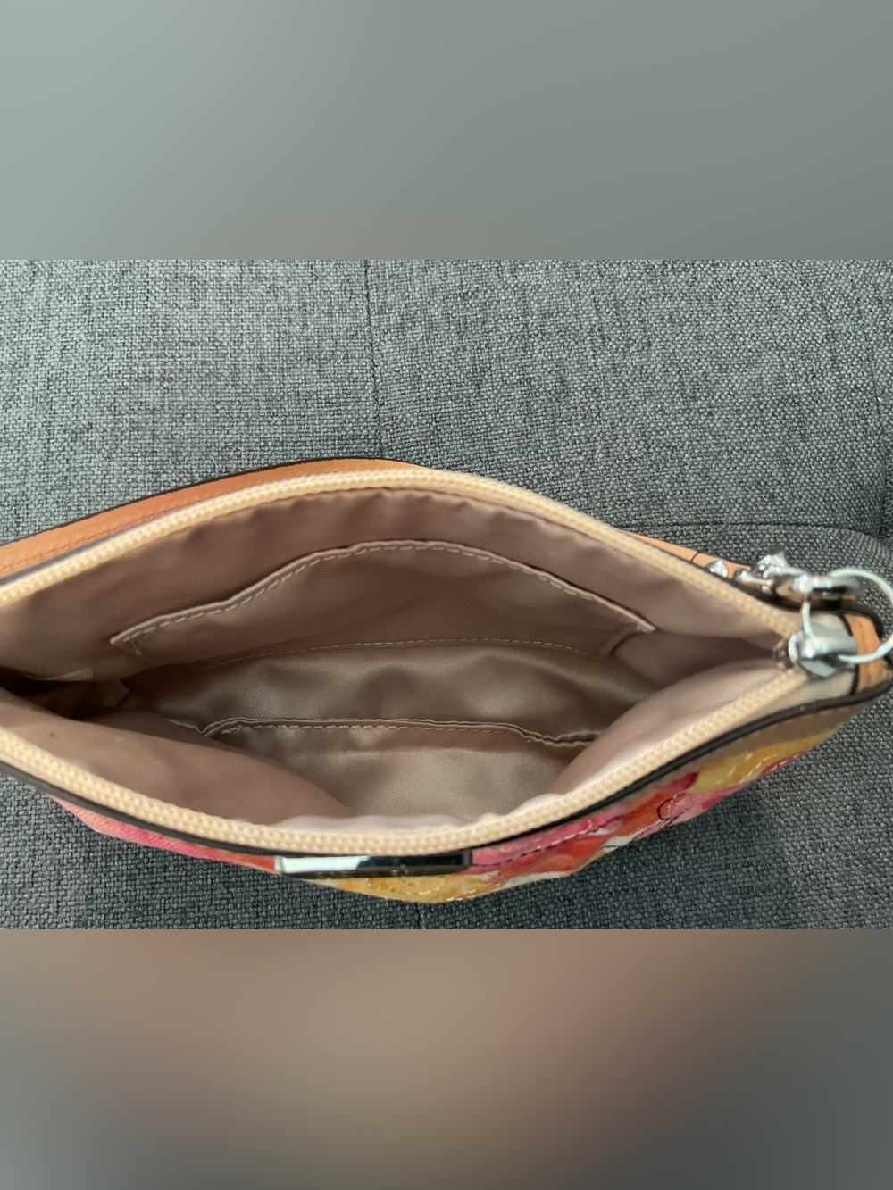 COACH Ashley Vintage Pleated Floral Canvas Wristlet Tan Leather Trim - EUC - Picture 8 of 11